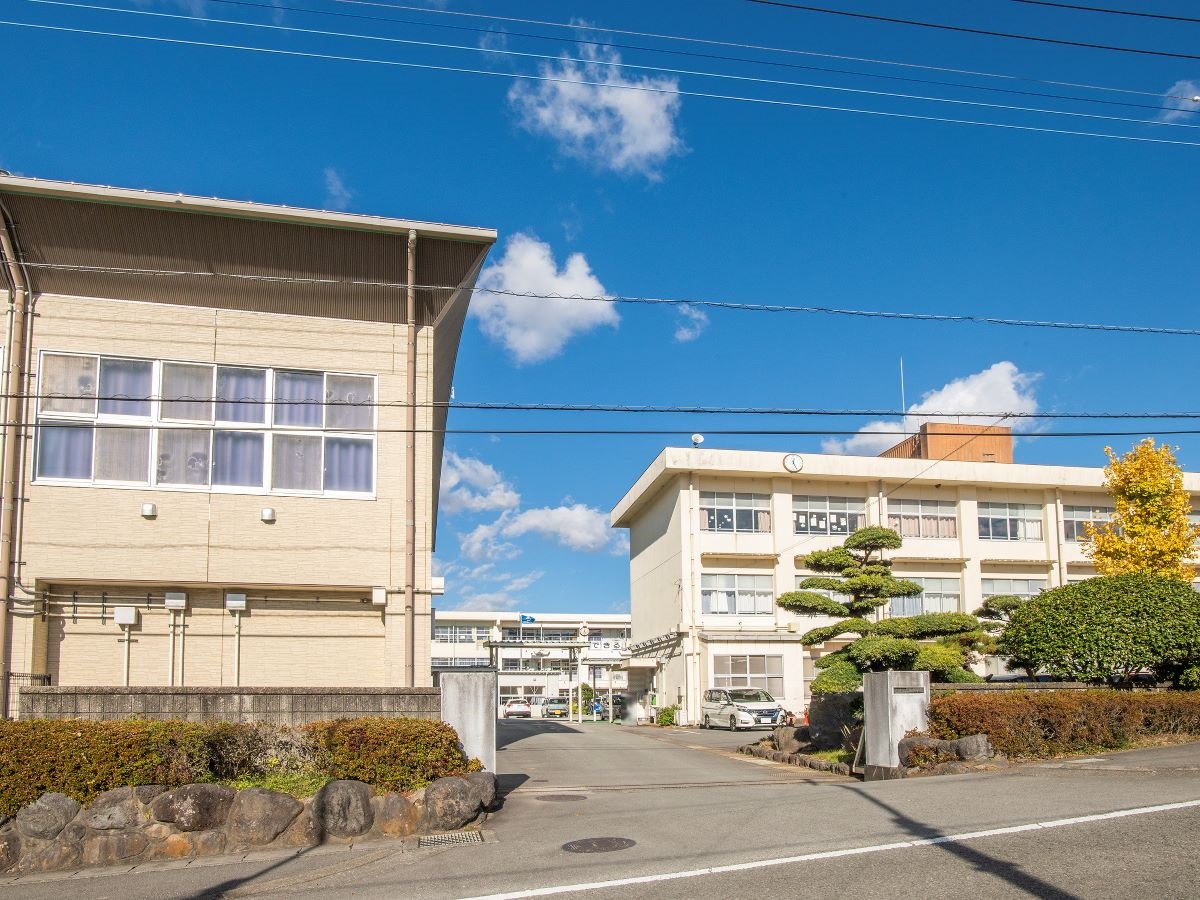 裾野市立西中学校まで約2.9km（徒歩37分）　お子さまの成長が著しいのが中学時代ですね。部活動に励んだり、勉強をがんばったり、大人になる第一歩を学ぶ場所です。