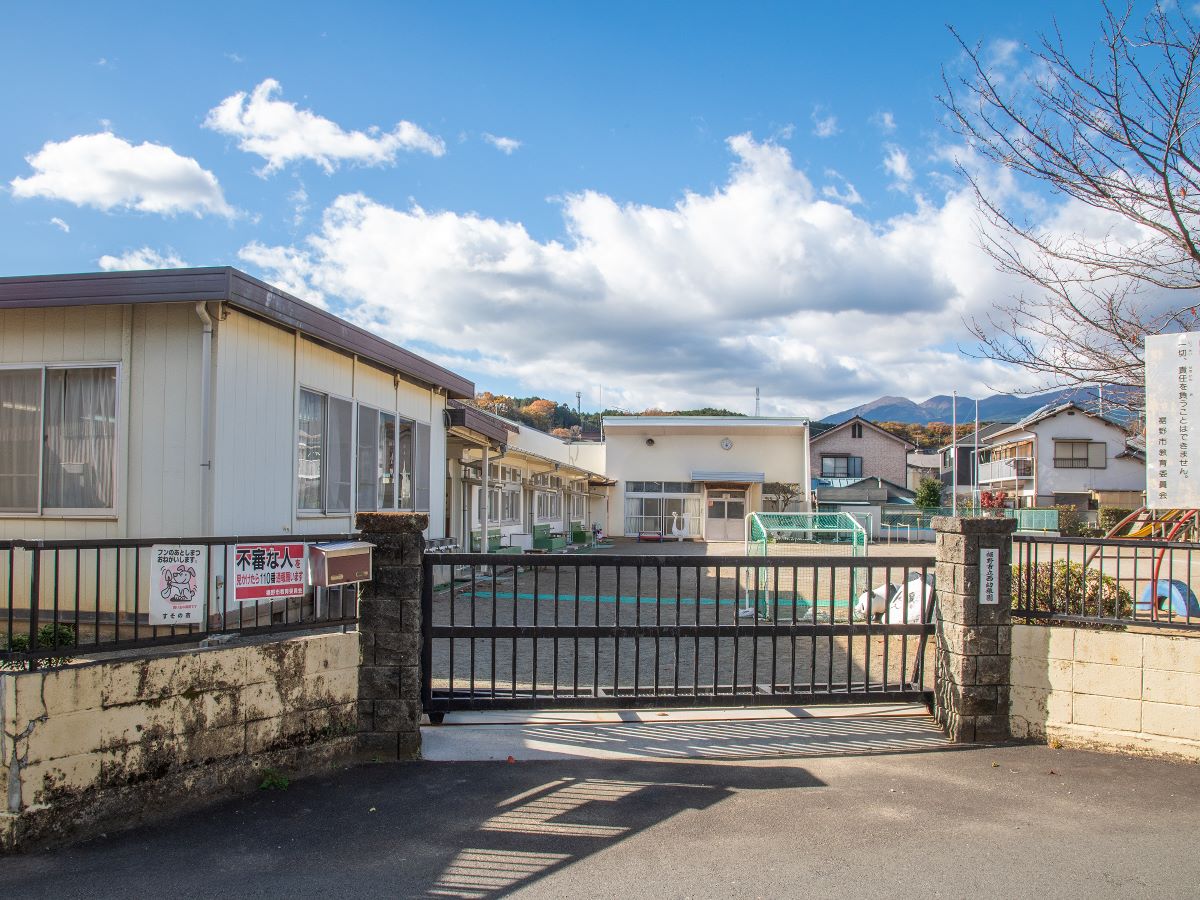 裾野市立西幼稚園まで約1.9km～2km（徒歩24分～25分）　「ひとりひとりが輝く子」を目標にした幼稚園です。先生たちがとても親身になって子どもたちに接してくれるので、子どもたちはのびのびと過ごすことができます。