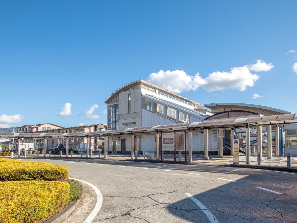 長泉なめり駅まで約1.8km（徒歩23分）　ロータリーがあり、送り迎えもしやすい！西口側には路線バスが発着しており、通勤や通学・お出かけにも利用しやすいです。