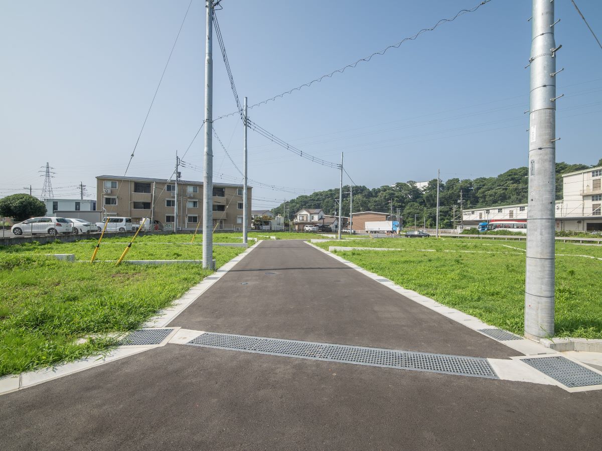 前面道路は約6mとゆったり。運転が少し苦手な方でも駐車しやすく、毎日のお出かけもスムーズです。　