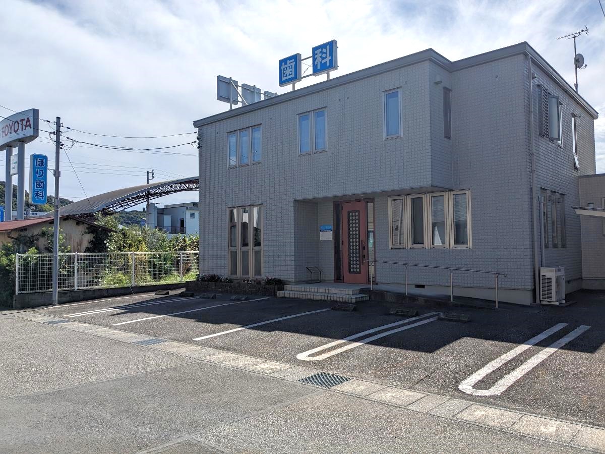 ほり歯科医院まで約100m（徒歩2分）　最寄りの歯科医院です。
地域のかかりつけ医ととしてご家族の「歯」の健康をサポートしてくれます。
土曜診察も可能です。