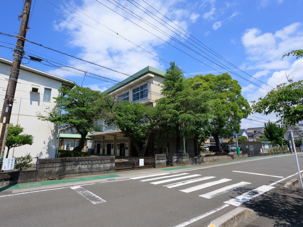 静岡市立井宮小学校まで約1.3km（徒歩17分）　校区内の小学校です！