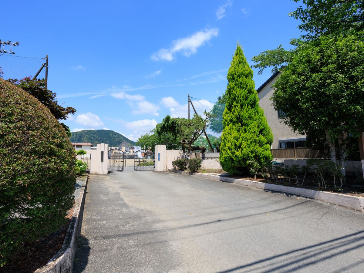 静岡市立籠上中学校まで約1km（徒歩13分）　校区内の中学校です。
勉強や部活動など新たな1歩が楽しみですね！