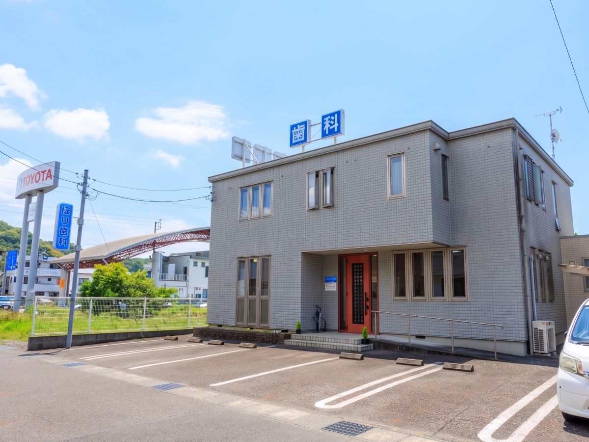 ほり歯科医院まで約100m（徒歩2分）　最寄りの歯科医院です。
地域のかかりつけ医ととしてご家族の「歯」の健康をサポートしてくれます。
土曜診察も可能です。