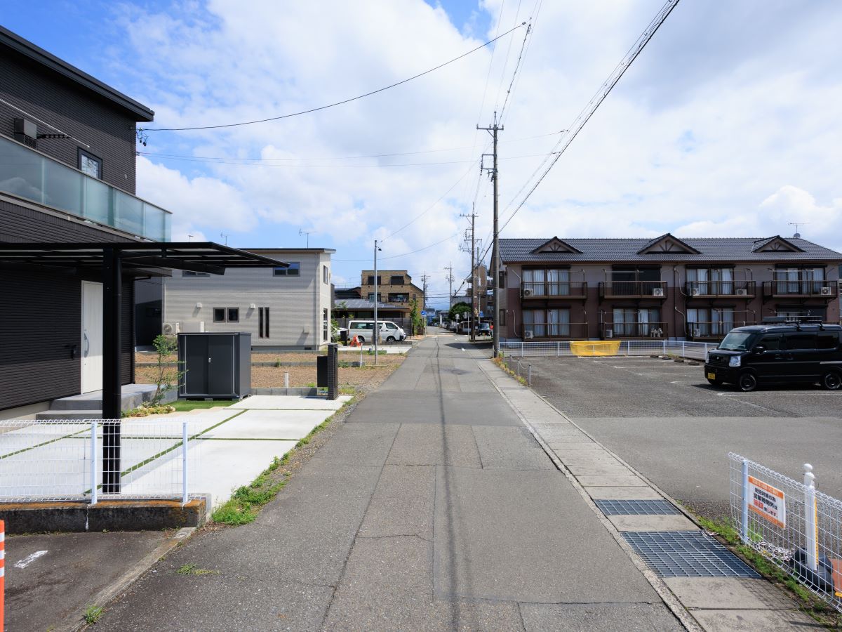分譲地前面道路の様子です。前面道路は5mあります！　