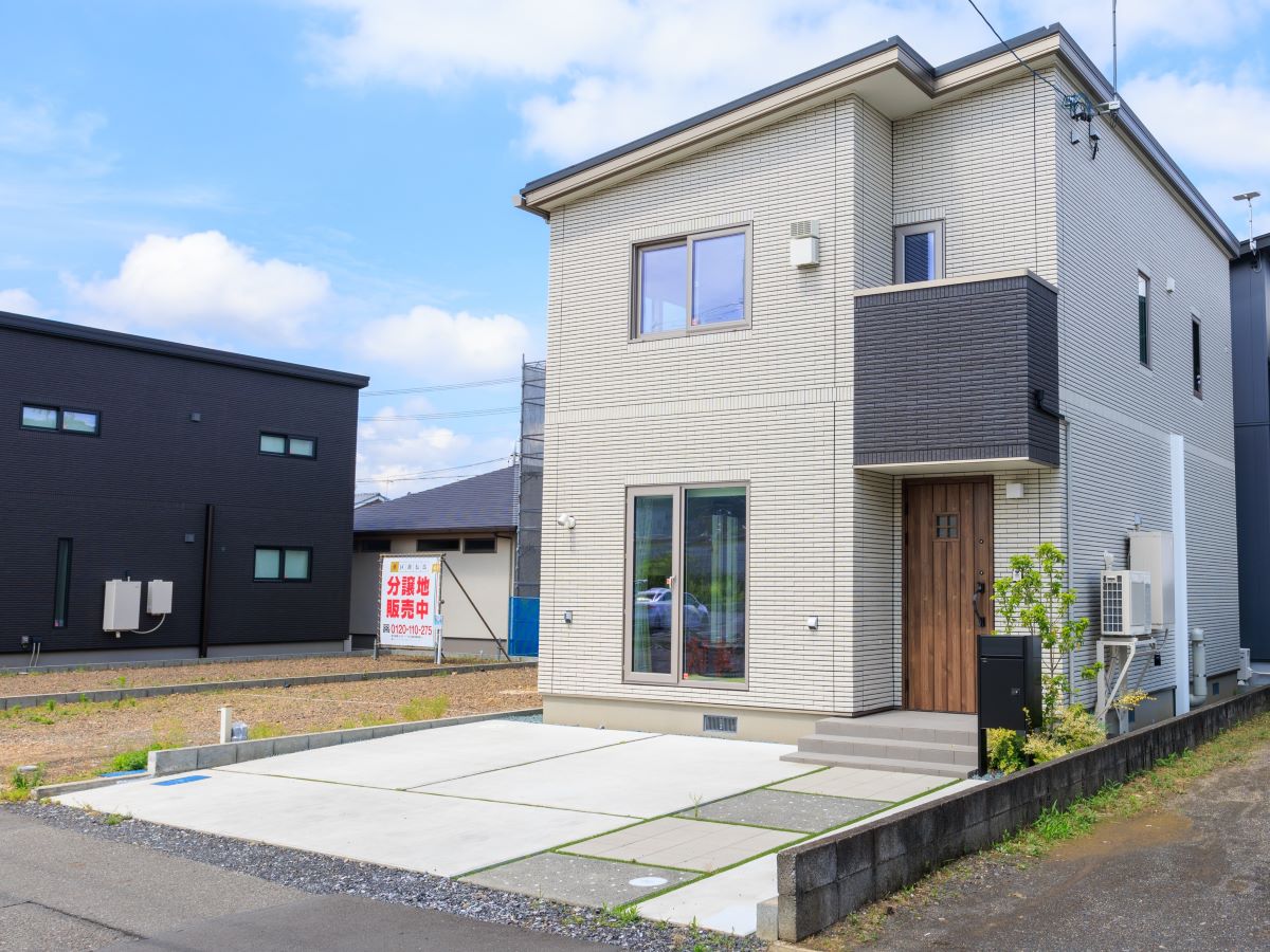 イイコトテラス新伝馬 モデルハウス 区画番号No.E 屋根いっぱいに太陽光パネル、全館床暖房、外壁全面タイル貼りの高性能分譲住宅です。