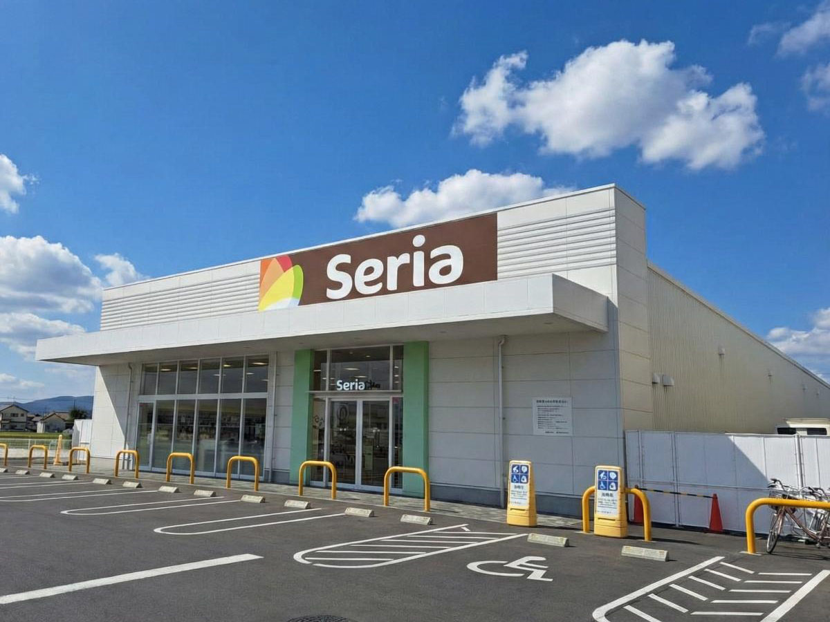 Seria　たいらや栃木都賀店まで約2.4km（車で約6分）　たいらや 栃木都賀店さんに隣接しています。朝10時から夜20時まで営業しています。小物や収納グッズなども売っていて100円ショップはありがたいですね！