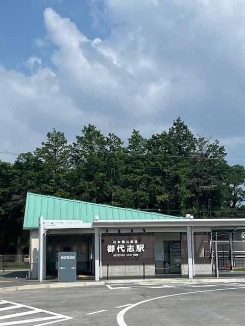 御代志駅まで約2.1km(徒歩27分/車で約5分) 駅周辺は、土地区画整理事業により、商業施設があり、飲食店やファーストフード店が軒を連ねます。
日常生活にとても便利です。