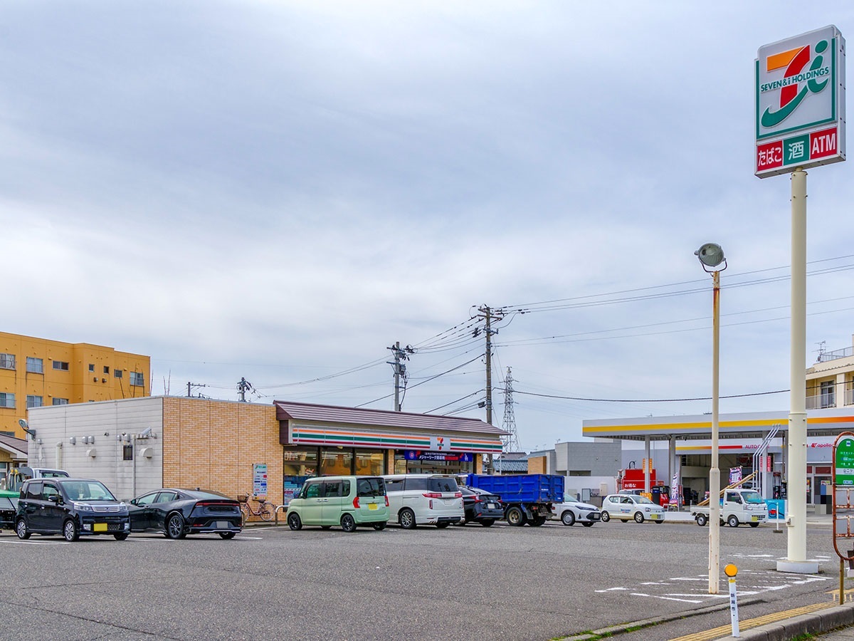 セブン-イレブン新潟山二ツ店まで約370m～470m（徒歩5分～6分）　急なお買い物でも安心です♪
営業時間：24時間