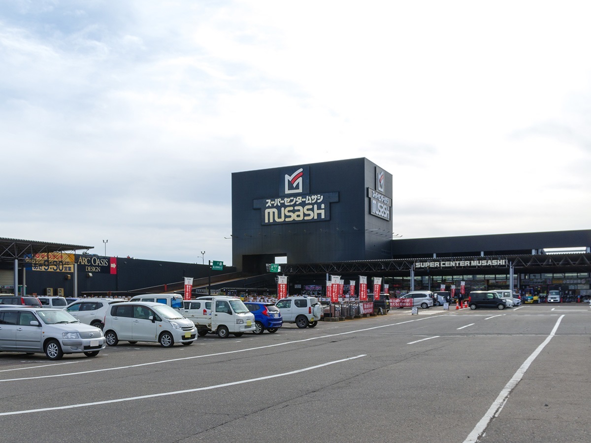 スーパーセンタームサシ新潟店まで約2.3km～2.4km（徒歩29分～30分／車で約8分）　DIYや日用品の購入に便利です。
営業時間：9：00～20：00（資材館は7：00～20：00）