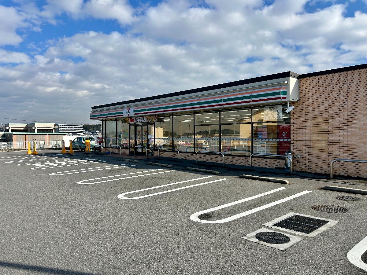 セブンイレブン知多旭3丁目店まで約800m（徒歩10分）　駐車場がとても広く便利です。