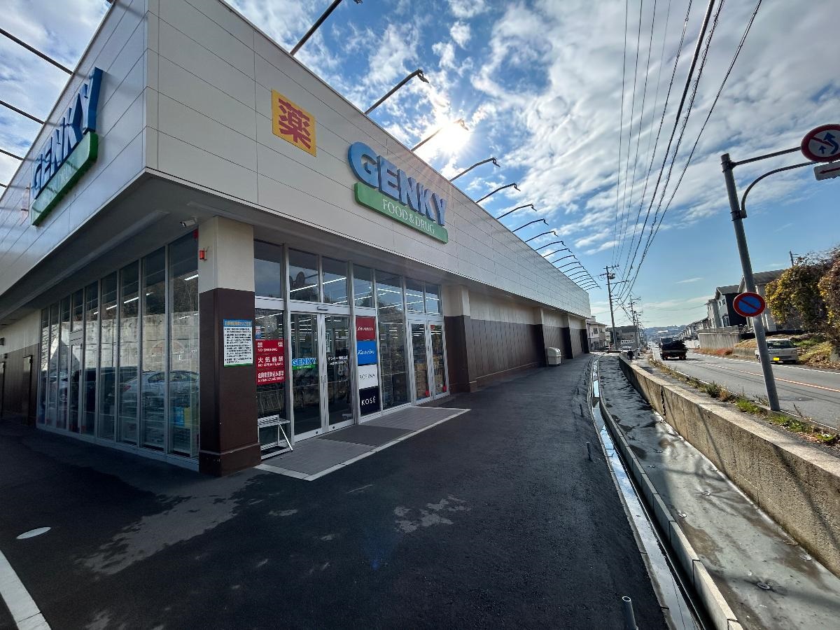 ゲンキー旭桃台店まで約1.3km（徒歩17分）　プライベートブランド商品も販売するドラックストアです！