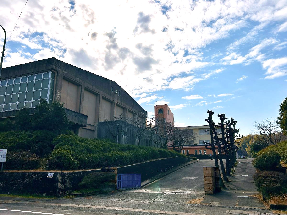旭東小学校まで約1.5km（徒歩19分）　学区の小学校です。徒歩19分で通学できます！昭和56年に開校し，創立当初から学校の緑化を進め，現在は緑あふれる豊かな環境の中で児童は勉学に励んでいる小学校です！