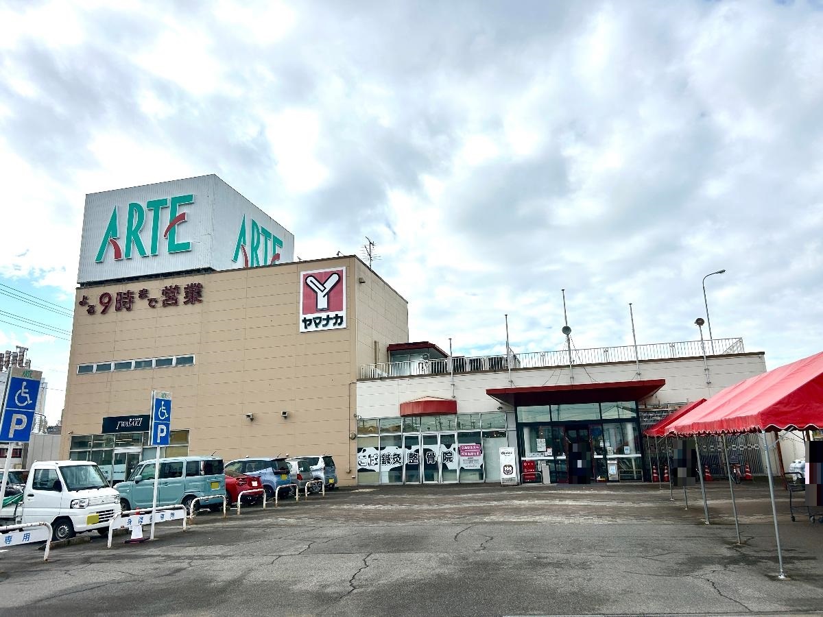 ヤマナカ アルテ新舞子店まで約2km　営業時間は9:30～21:00！　駐車場がとても広く便利です。