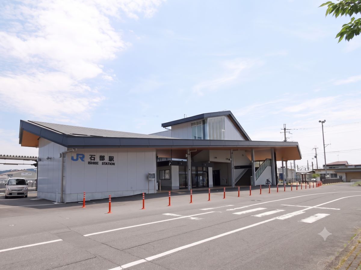 JR草津線　石部駅まで約1.9km（徒歩24分）　JR草津線　石部駅～＜普通＞～草津駅（滋賀）～JR東海道本線＜新快速＞経由～
京都駅までは約37分。県外の通勤も安心ですね♪
※最新の時刻表は、運行会社のHP等でご確認ください。