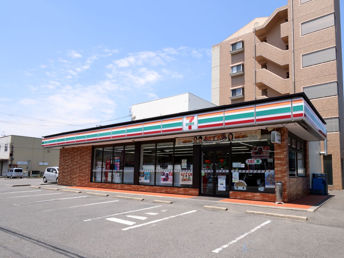 セブン-イレブン 石部文化ホール前店まで約850m（徒歩11分）　近くにあるのは便利ですね！
広々駐車場！
