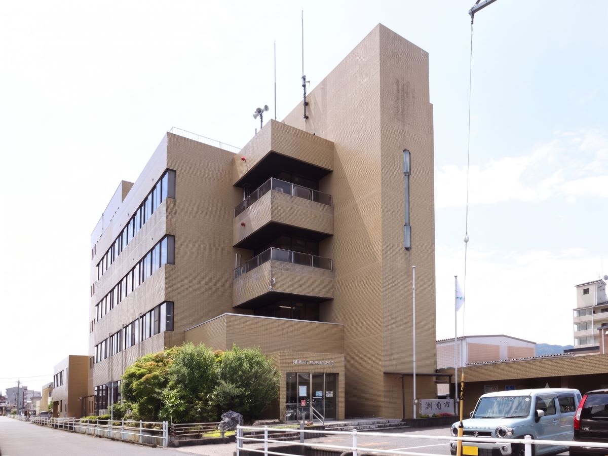 湖南市西庁舎まで約860m～930m（徒歩11分～12分）　各種相談、住民票所得や印鑑証明発行などの手続きがスムーズにできます。相談窓口が近くにあると便利ですね。