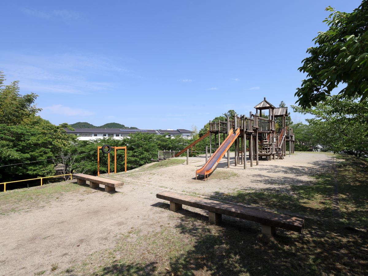 十禅寺緑地公園まで約1.2km～2km（徒歩15分～25分）　すべり台やブランコが組み合わさった複合遊具があり、お子さんが喜ぶ楽しい遊具がたくさん。駐車場も完備しています。