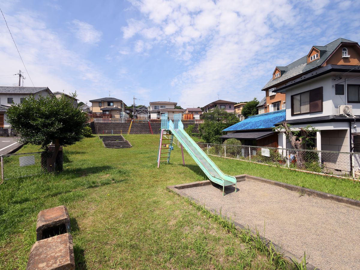 西谷児童遊園まで約610m～680m（徒歩8分～9分）　気軽に行ける距離で、毎日のお散歩やお友達と遊ぶのにぴったり。小さなお子様を連れていても目が届きやすい広さの公園です。