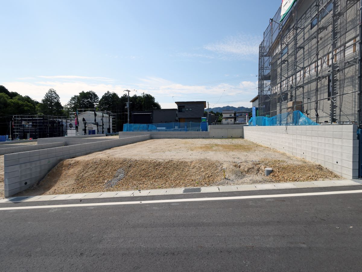 区画44：165.97㎡（50.20坪）　図書館も徒歩圏内！お休みの日にはご家族で本を借りに行くのも良いですね！　