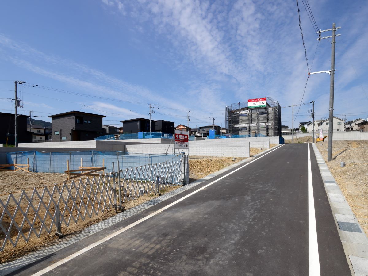 区画44、46の前面道路　道路幅6mあるので、車の出し入れも安心です！　