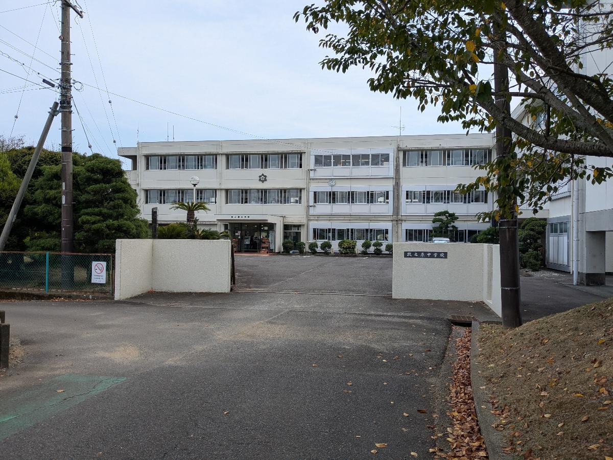 牧之原中学校まで約1.1km（徒歩14分）　創立75年以上の伝統校です。
小学校とほぼ同じ通学路です。