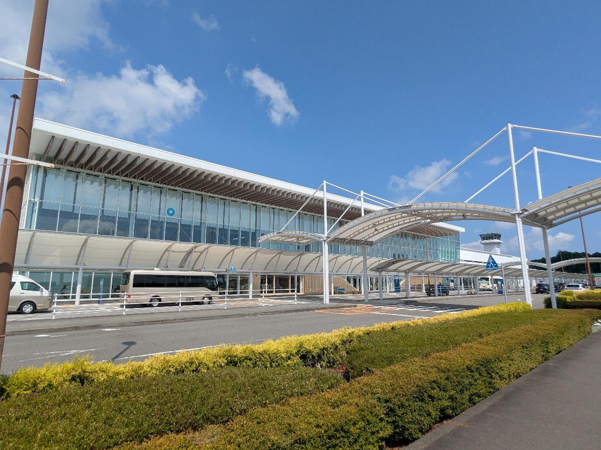 富士山静岡空港まで約9.2km（車で約15分）　アクセスしやすい距離にあり、遠方へのお出かけの際に便利です。
国内旅行はもちろん、国際線もございます。