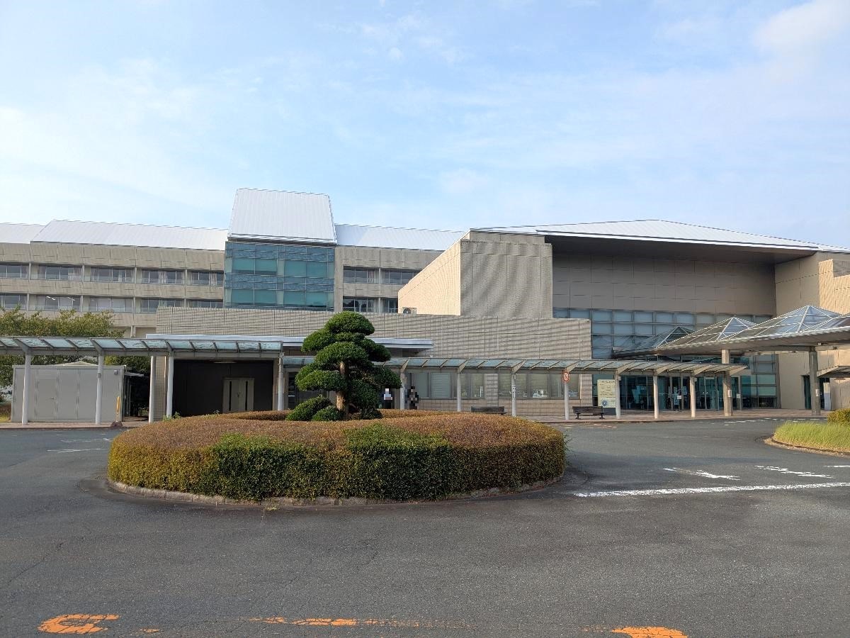 菊川市総合病院まで約7.4km（車で約14分）　車で約15分圏内に大きな総合病院があります。
「地域のみなさまに信頼される　明るい病院」を目指しています。