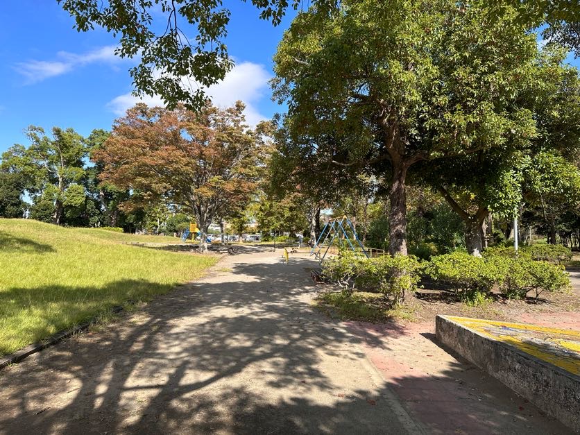 君津市内みのわ運動公園まで約650m(徒歩9分) 君津市の市制施行を記念して作られた公園です。
館内施設は主体育室・小体育室・会議室・弓道場・図書室等があり、屋外施設は多目的広場・テニスコート・遊泳プール等。
公園内には、日本庭園・記念広場・ちびっこ広場等の、憩い・散策・鑑賞の場など四季を通じて親しまれる総合公園です!
お子さまとの休日、ワンちゃんとのお散歩に如何でしょうか♪