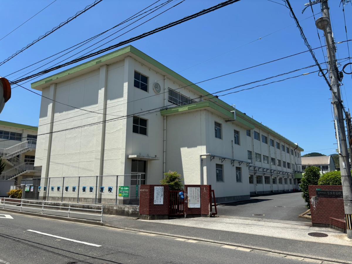菅生中学校まで約1.4km（徒歩18分）　「人一人の個性や能力の伸長を図り、思いやりの心をもつ、知・徳・体の調和のとれた生徒を育成する。」を教育目標に掲げている中学校です。お友達同士、切磋琢磨して成長していけると良いですね！