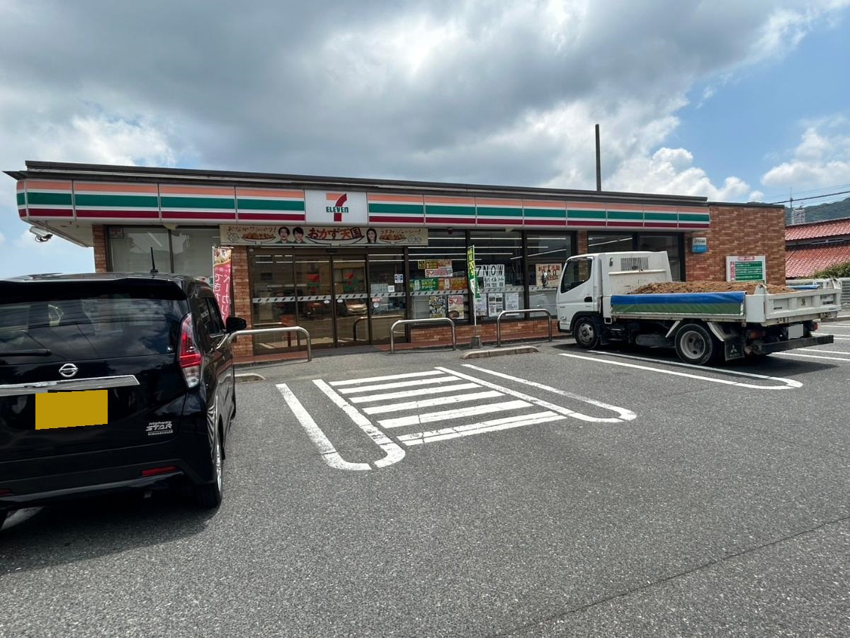 セブン-イレブン 小倉長尾5丁目店まで約1km（車で約4分）　急なお買い物に便利な距離にあります。総菜や冷凍食品、アメニティも販売していますし、帰宅途中に寄ることができるのも嬉しいです。