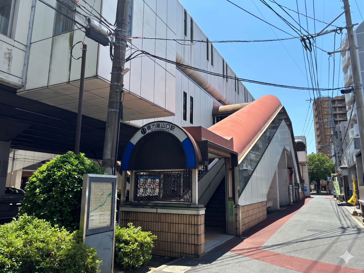 北九州モノレール「徳力嵐山口」駅まで約1.7km（徒歩22分／車で約7分）　小倉駅・企救丘方面へアクセスできるモノレールの駅です。※最新の時刻表は運行会社様のHPなどをご確認ください。