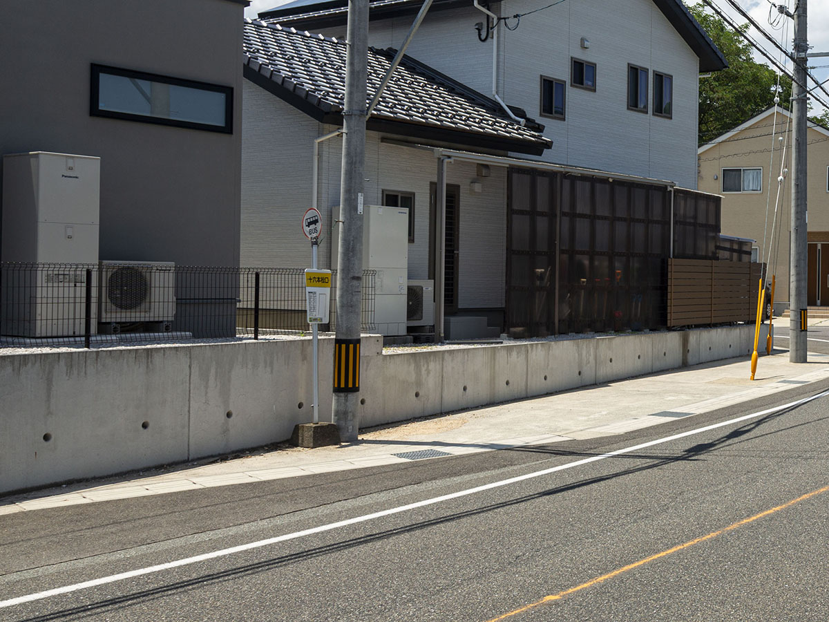 「十六本松口」バス停まで約400m（徒歩5分）　バス停が近いのでお出かけも安心ですね！