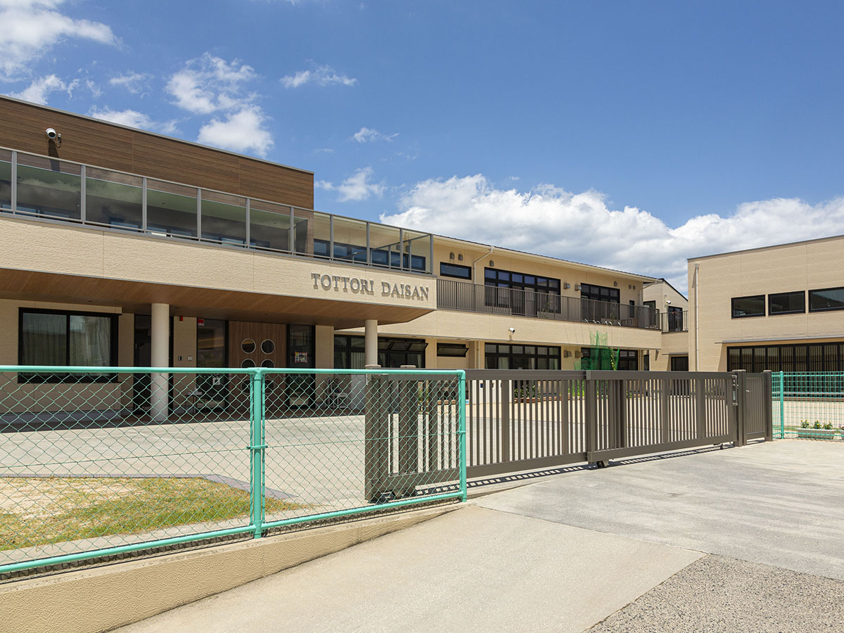 鳥取第三幼稚園まで約1km（徒歩13分／車で約5分）　令和4年4月に保育室棟、12月に遊戯室棟が新しくなりました。
広々としたエントランス、開放感のある人工芝の屋上園庭などのびのびとした保育環境です。
