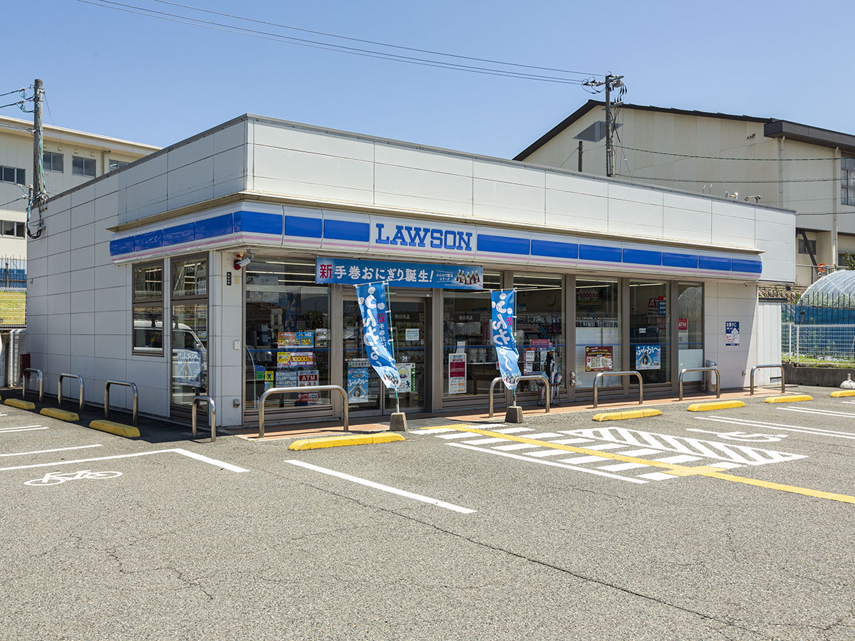 ローソン鳥取浜坂団地入口店まで約1.3km（徒歩17分／車で約4分）　コンビニも近くて、いざという時に安心ですね！