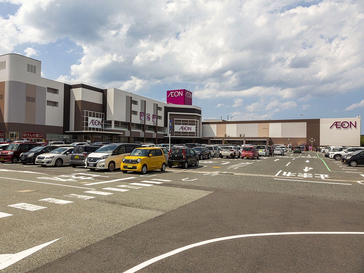 イオンモール鳥取北まで約3.2km（車で約7分）　数々の専門店が入っておりショッピングを楽しめます。