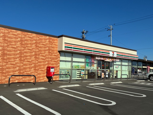 セブンイレブン　鏡石町東町店まで約650m（徒歩9分）　24時間営業！コンビニまで徒歩圏内！急な買い物もすぐ行けて便利です。