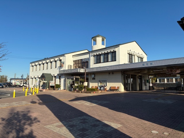 JR東北本線　鏡石駅まで約2.1km（徒歩27分／車で約5分）　まちの駅「かんかんてらす」が併設されており、地元の特産品販売も行っております。
鏡石駅から郡山駅まで＜普通＞約18分。通勤、通学やお出かけにも便利です。