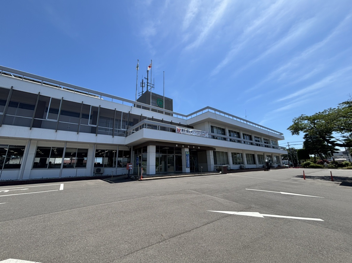 鏡石町役場まで約2.2km（車で約6分）　暮らしのこと、子育てについてのご質問や各種手続きの対応が可能です。