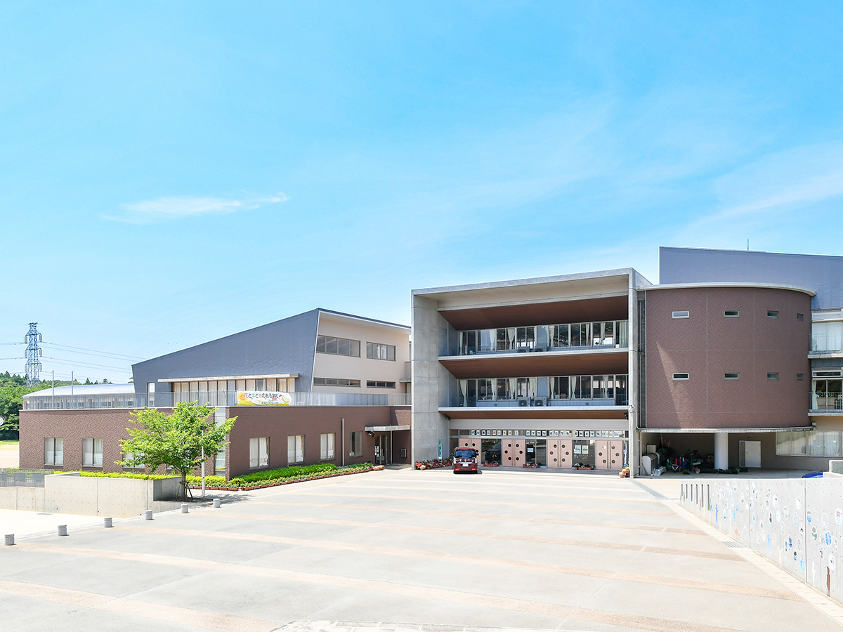 中丸小学校まで約1.4km～1.6km　徒歩で少し距離がありますが、通学路も地域のサポートでバッチリ見守っています。