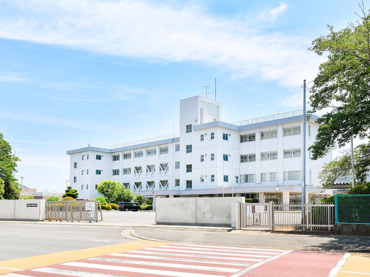 東海高校まで約1.2km～1.4km　一人一人の自主性・自立性を育むとともに、明るく誠実で、知性豊かな心身ともに健康な生徒を育成する学校。