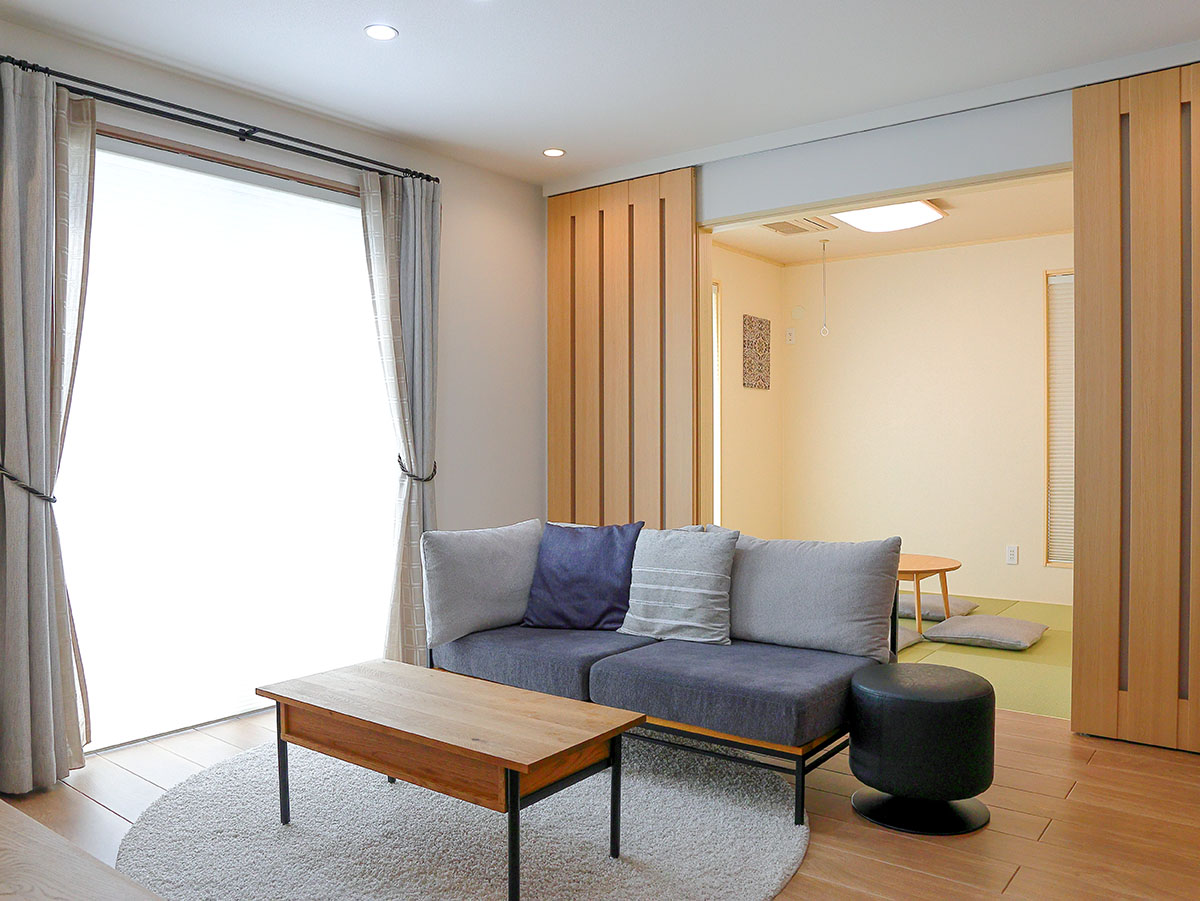 リビングには明るい日差しが入りますね！