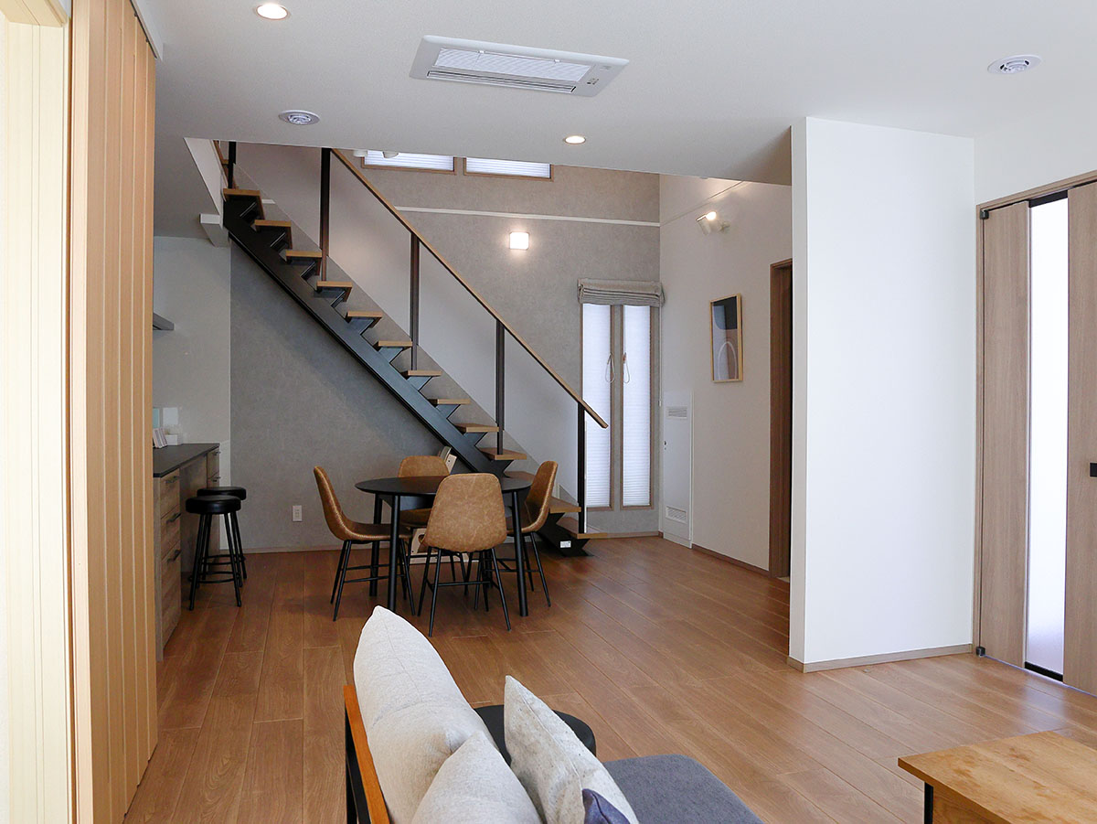 ダイニング奥には階段があります！