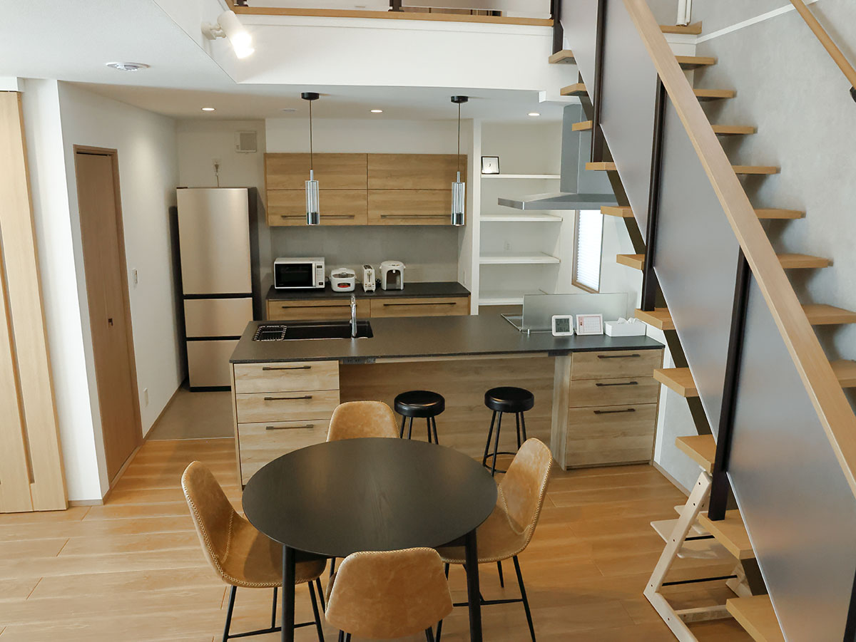 ダイニングから見たキッチンの様子です。