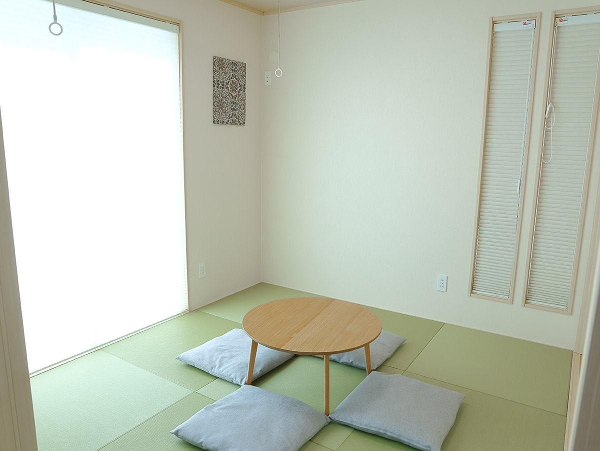 リビング横には和室もあります。