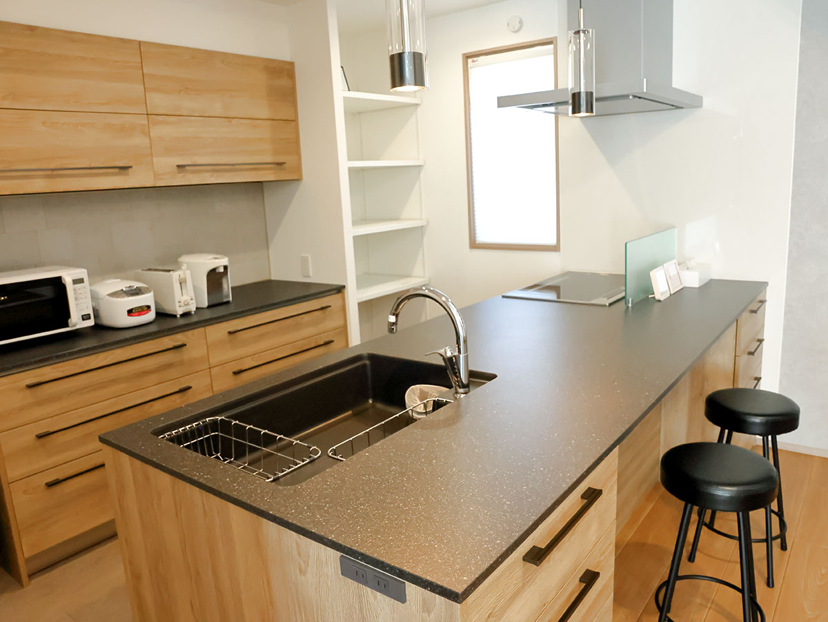 カウンタートップの黒色がお部屋を引き締めてくれますね！