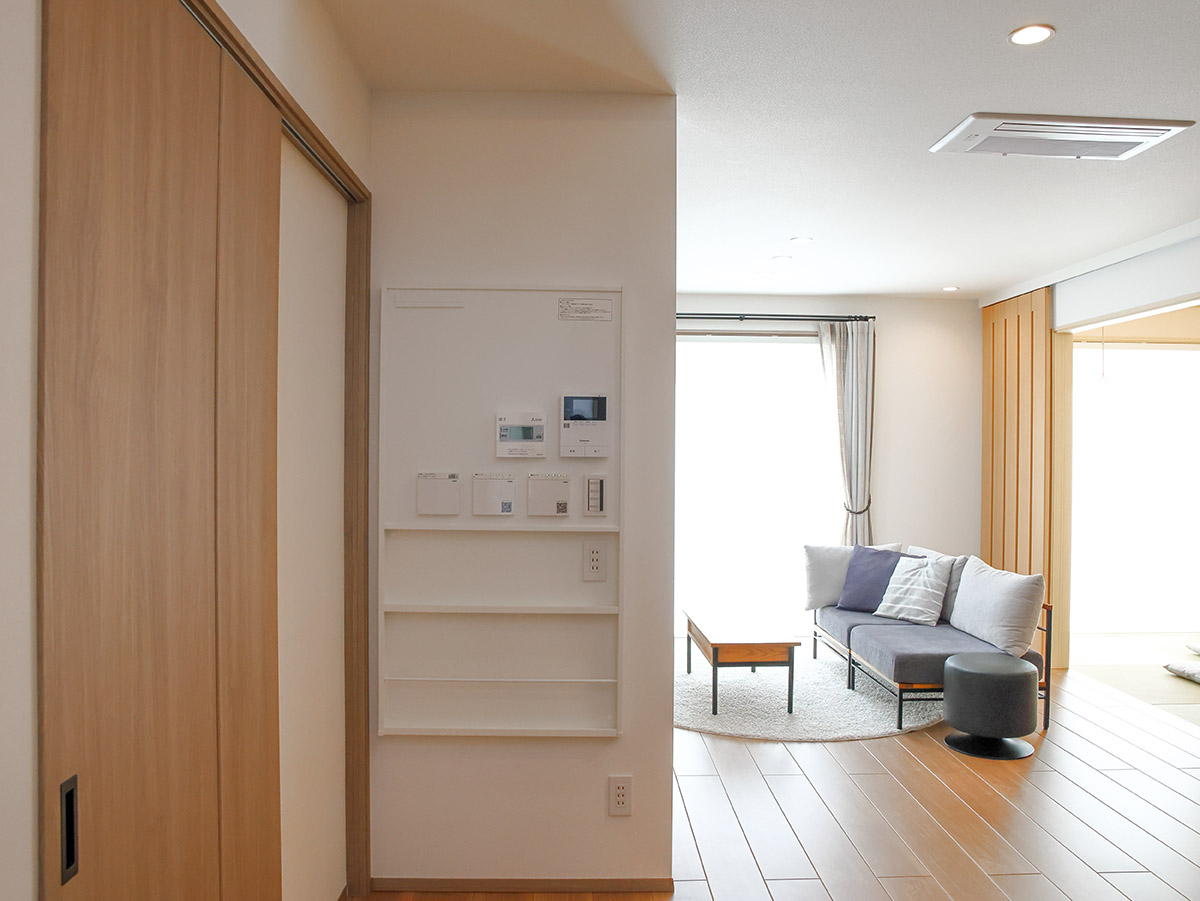 洗面所入口付近に様々なスイッチが集まっています。