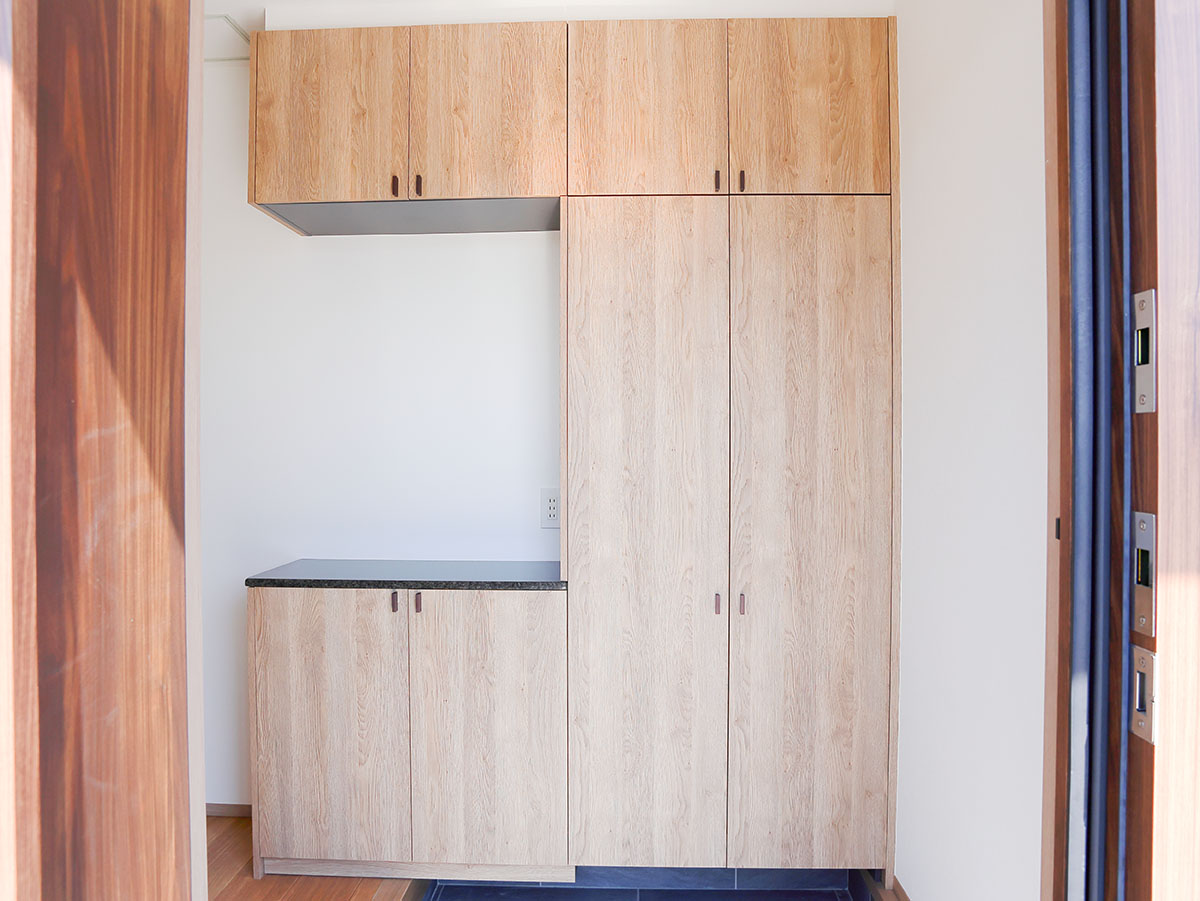 玄関戸を開けると目の前に大きなシューズボックスがあります。