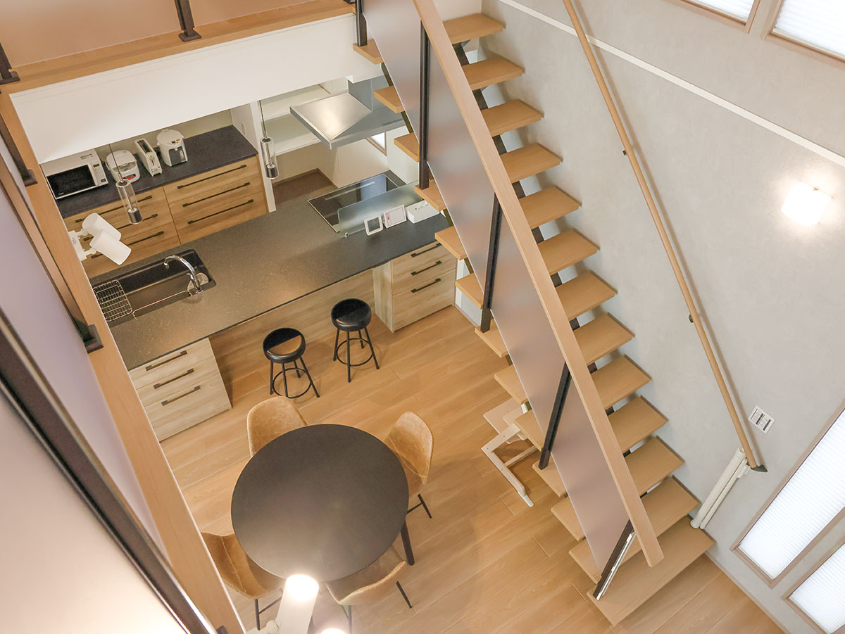 吹抜があるので2階から1階の様子がうかがえます。