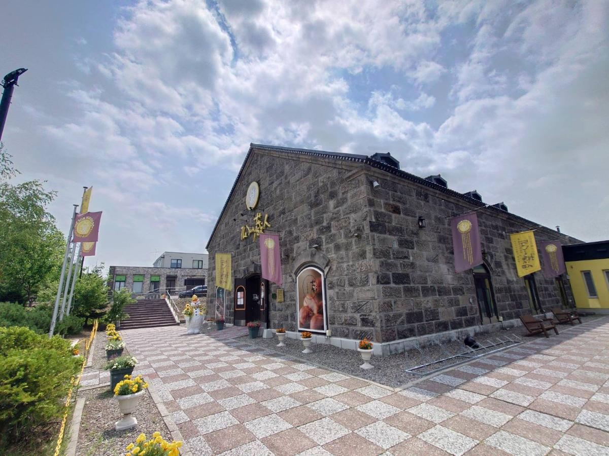 The　Sun　蔵人　本店まで約165m～210m（徒歩3分）　営業時間：9：00～18：00。焼き菓子やケーキ、パンなど約50種類が並ぶ有名お菓子店。和菓子はもちろん洋菓子もあり、どの年代の方でも食べやすいお菓子がたくさんあります。店内にはイートインスペースもあり、ソフトクリームなどもいただけます。